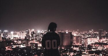 Pessoa olhando a noite antes de começar o Método Tarantino